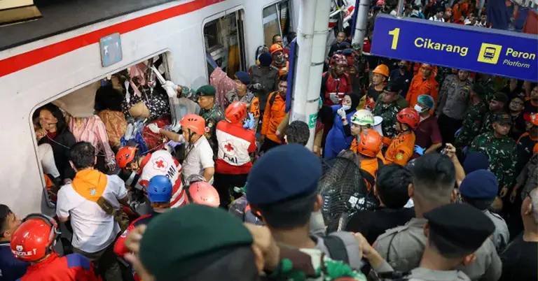 ইন্দোনেশিয়ায় ট্রেন দুর্ঘটনা